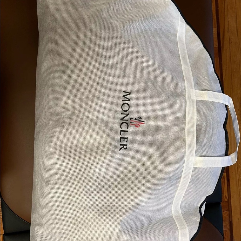 M/L Moncler jacket no tears no damage looks brand new